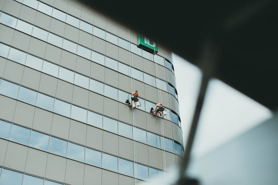 Fassadenreiniger arbeiten an einem Hochhaus
